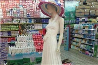 厕纸做婚纱，给超市阿姨跪了!