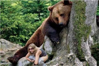 妹子这是在用绳命在拉翔啊!大狗熊很享受眼前美景的样子