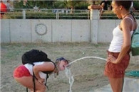 搞笑内涵图：妹子们玩得真嗨!