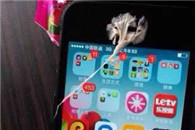 特么是哪个贱人给老子说口香糖可以粘掉听筒里的灰尘的?