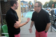 俩基佬能把衣服穿得更搞笑点吗？