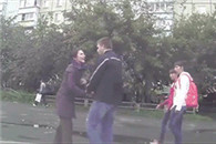 搞笑动态图：骚年1V3美女瞬间被美女秒杀！