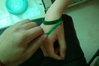 搞笑图片：夏天到了 牵女友手太热 买个大瓶矿泉水。