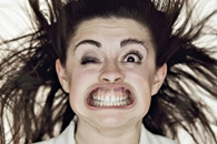 搞笑内涵图：当大风与我们迎面而来时。