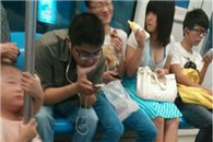 妹子 内个屌丝不喝请给我喝 一瓶可能还不够哦