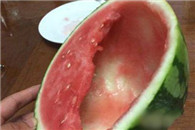 搞笑内涵图：老婆吃西瓜 说给我留了一半 我还夸她真懂事。