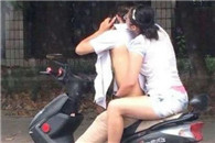 搞笑内涵图：摸奶哥弱爆 摸鸡姐闪亮登场 节操君你在哪儿?