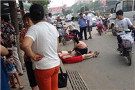 搞笑图片：老太婆与路人起摩擦 两人一起趟路上不走