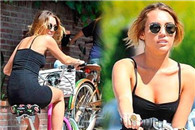 骑车要注意安全 好好掌着方向盘 你用手压着裙子干什么?