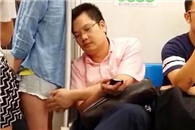 地铁色狼摸美女屁股 哥们 我们在这面看着呢