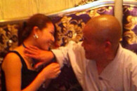 大师又为失足妇女开光了 除去她们身上的大胸罩 呃是凶兆打错了