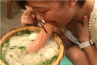 美女 这家餐厅的长寿面好吃吗?