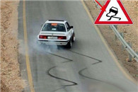 我可是完全按照路牌上的指示开的 遵守交通规则人人有责