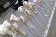 裤子都穿破了还穿着 真节俭 不过能补一下吗?