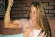 搞笑动态图：妹子 你这样炒菜就不怕油溅到身上?