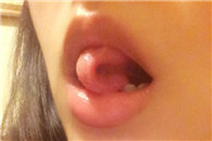 妹子卷舌头 我试了半天做不到 你们能做到吗?