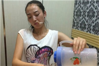 搞笑图片：看看老娘算不算女汉子！