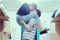 搞笑图片：在单身狗面前秀恩爱太不地道了 考虑过单身狗的感受吗!