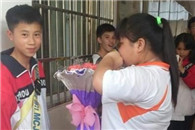 搞笑图片：各位哥哥 看看我的项链搭吗?