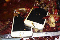 最讨厌聚会吃东西的时候拍照发照装逼的人了 于是我轻轻的拍了一巴掌。