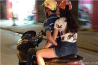 搞笑图片：节操 开车的时候要双手紧握方向盘 不知道吗?