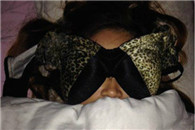 妹子安心唱你的歌吧 妹子的胸让给我捂着好了!