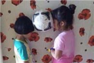 俩熊孩子没罚站 这可怜的娃 这狠心的妈