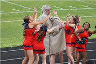 啦啦队一美女在空中飞翔的照片 队员表情被网友PS玩的不亦乐乎