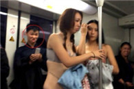 美女地铁换衣 后面那小子的表情惊呆了