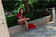 搞笑图片：这妹子竟然是个抠脚大汉!