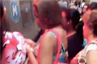 搞笑内涵图：地铁门夹住小JJ 救命啊!