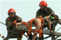 搞笑图片：两张图告诉你 自杀也不要选择跳水的方式!