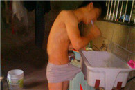 合租的哥们儿每天早上起床都这个样子 我好害怕!