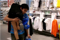 搞笑图片：女友逛商场就不晓得走 只能把她扛着走了!