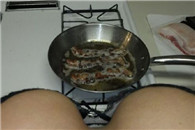 美女在做什么好吃的呢 看得出来吗?