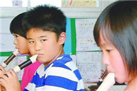 这两哥们看起很享受这个游戏的样子!