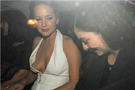 这下垂得 像胸前挂了个什么东西一样!