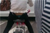 搞笑内涵图：女生私下拍照的时候真是豪放啊!