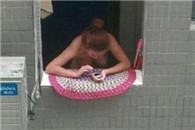 亮点图片：美女 你一定是在闺蜜家对不对?