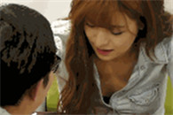 美女你胸口走光了 真他妈贱人啊 自己看够了就装好人