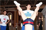 搞笑内涵图：骚年 这个角度你也是不敢直视吗?