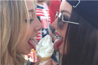 屌丝看到那个冰激凌 自己也很想吃