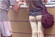 搞笑图片：妹子这条裤子真是贴身啊!