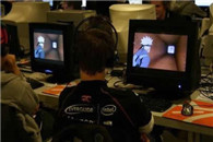  内涵图：骚年你在网吧看什么?