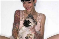 内涵图：这狗狗让美女的照片更加丰富 你懂的