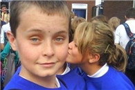 亮点图：屌丝们千万不要太羡慕小弟我哦 人长的帅没办法