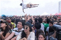 姑娘们看看 这才是背带裤的正确搭配方法