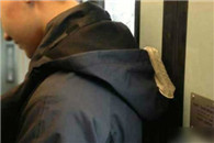 哥们儿你是不是昨天晚上完事了没扔垃圾桶，随便丢到衣服上了