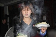 搞笑图片:就问你球场上的风景美不美!