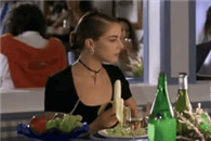 动态图：公共场所吃香蕉这种敏感的动作还是小心点好